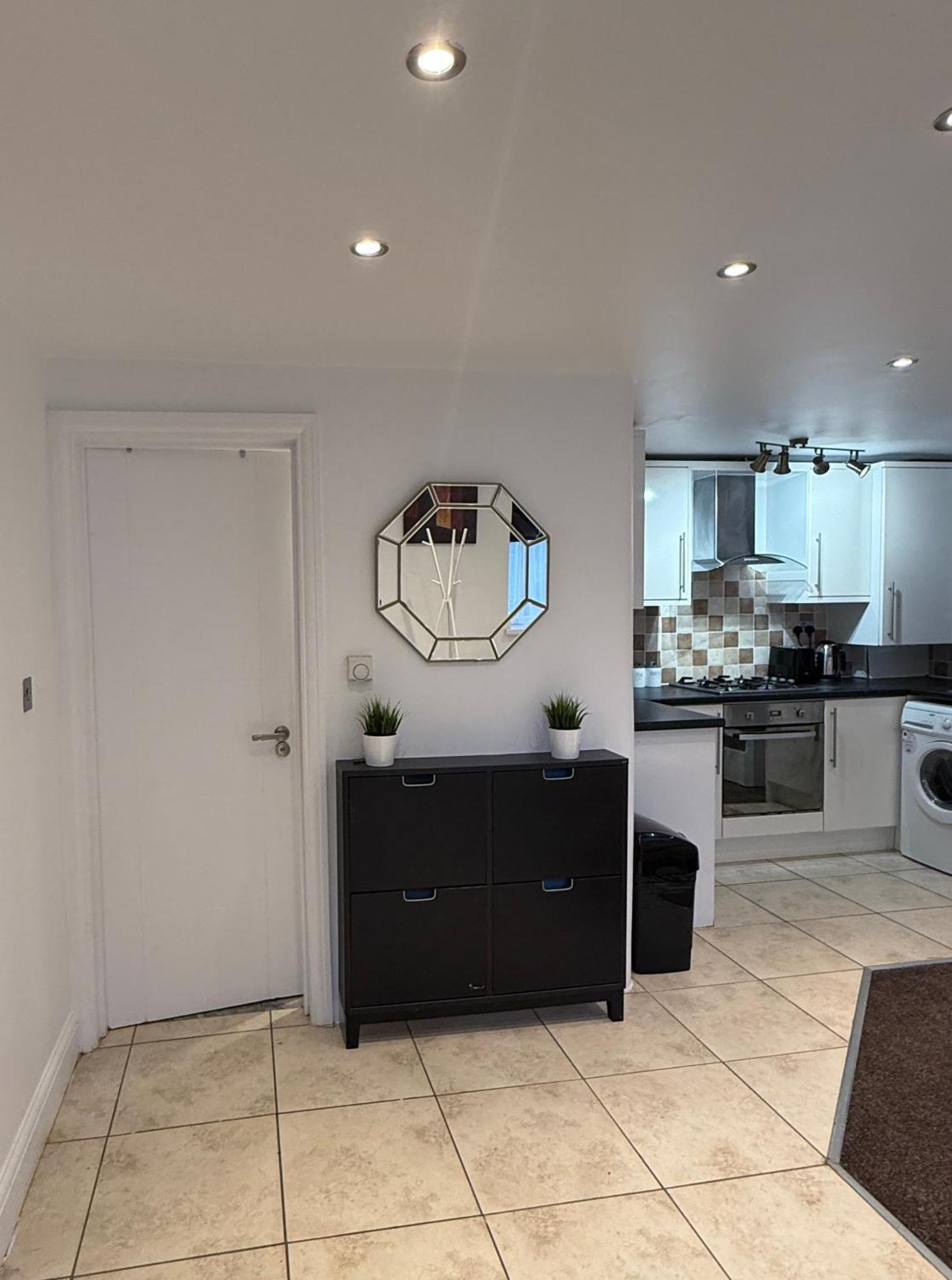 Cosy Guest Suite, West London هاونسلو المظهر الخارجي الصورة