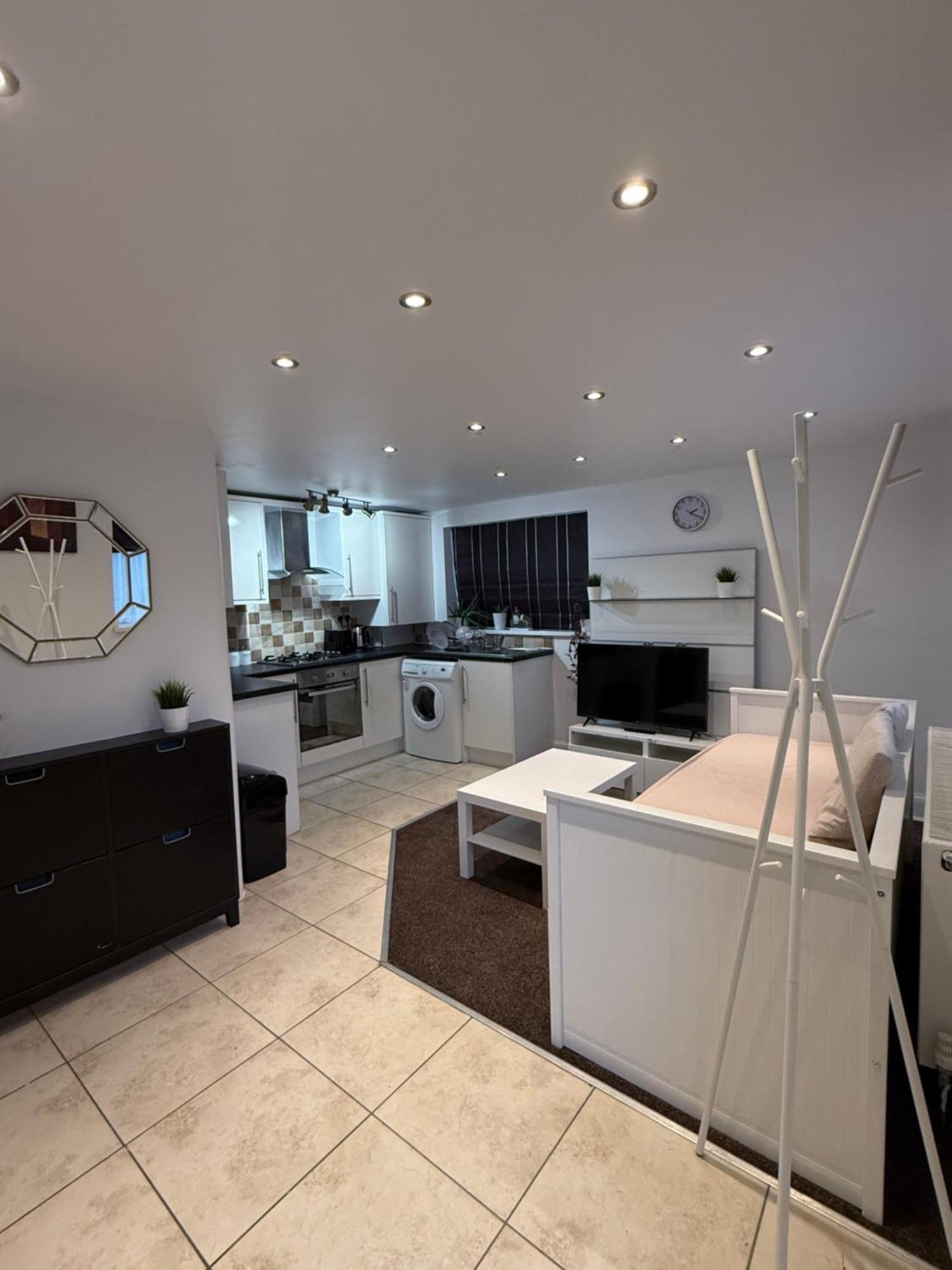 Cosy Guest Suite, West London هاونسلو المظهر الخارجي الصورة