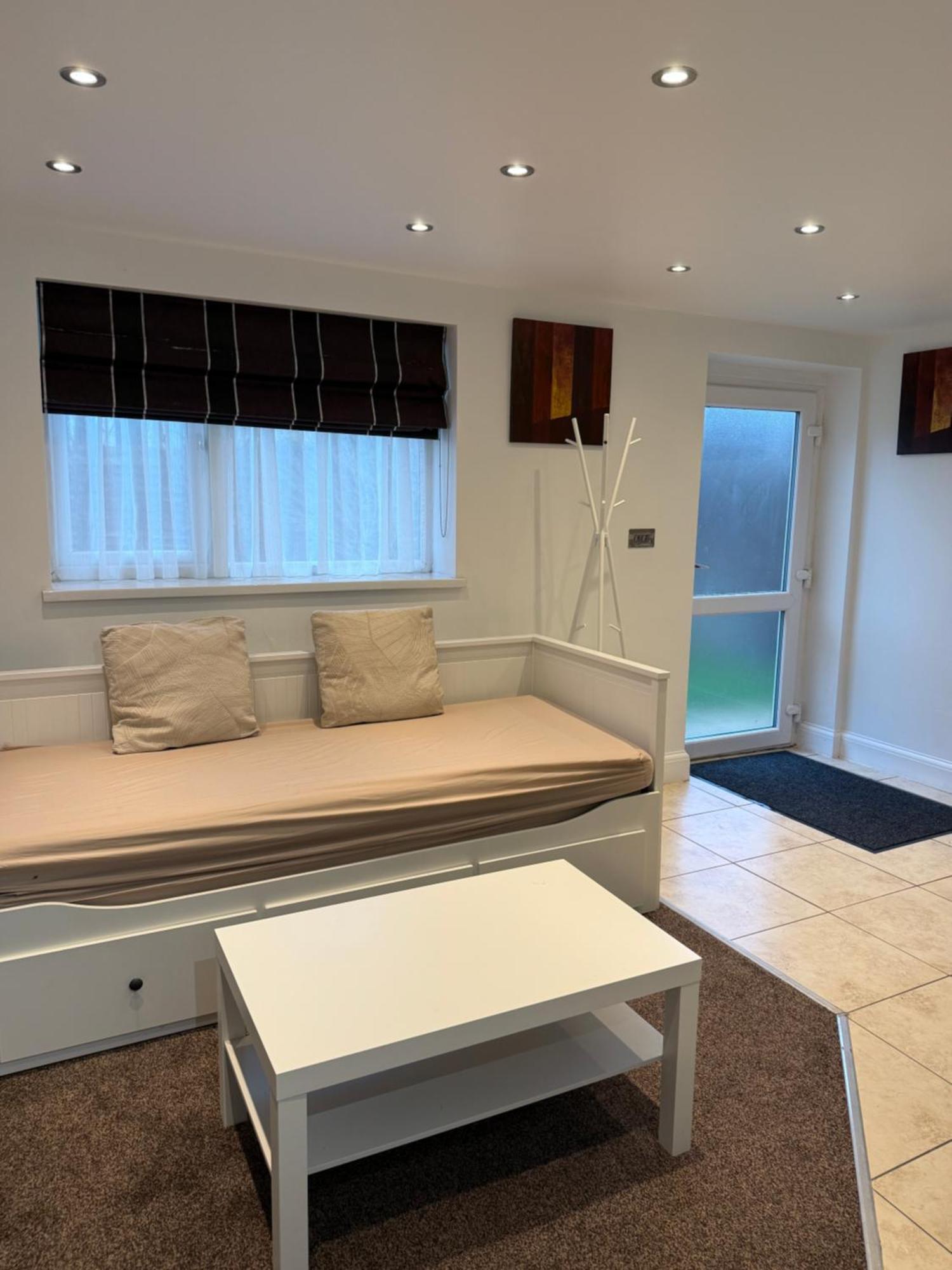 Cosy Guest Suite, West London هاونسلو المظهر الخارجي الصورة